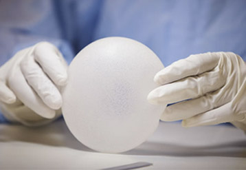 Réduire les risques lors d'une augmentation mammaire avec des prothéses en polyurethane