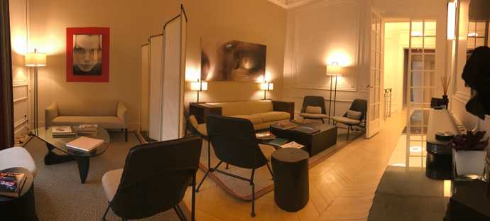 Waiting room of the surgery of aesthetic surgery of Dr Kron in Paris 17th