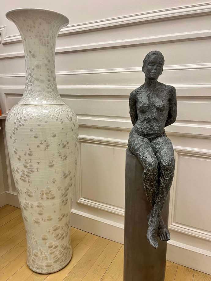 Sculpture de Catherine de Kerhor dans le cabinet du Dr Cédric Kron à Paris