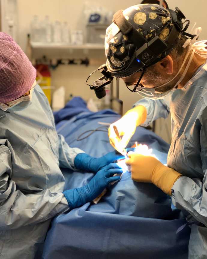 Le Dr Cédric Kron réalise une blépharoplastie à Paris dans une clinique du 8e arrondissement