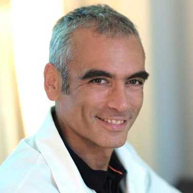 Dr Cédric Kron - Pastic surgeon in Paris
