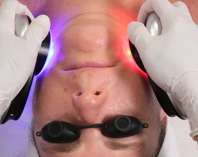 Photothérapie par LED dans le cadre d'un traitement HydraFacial combiné